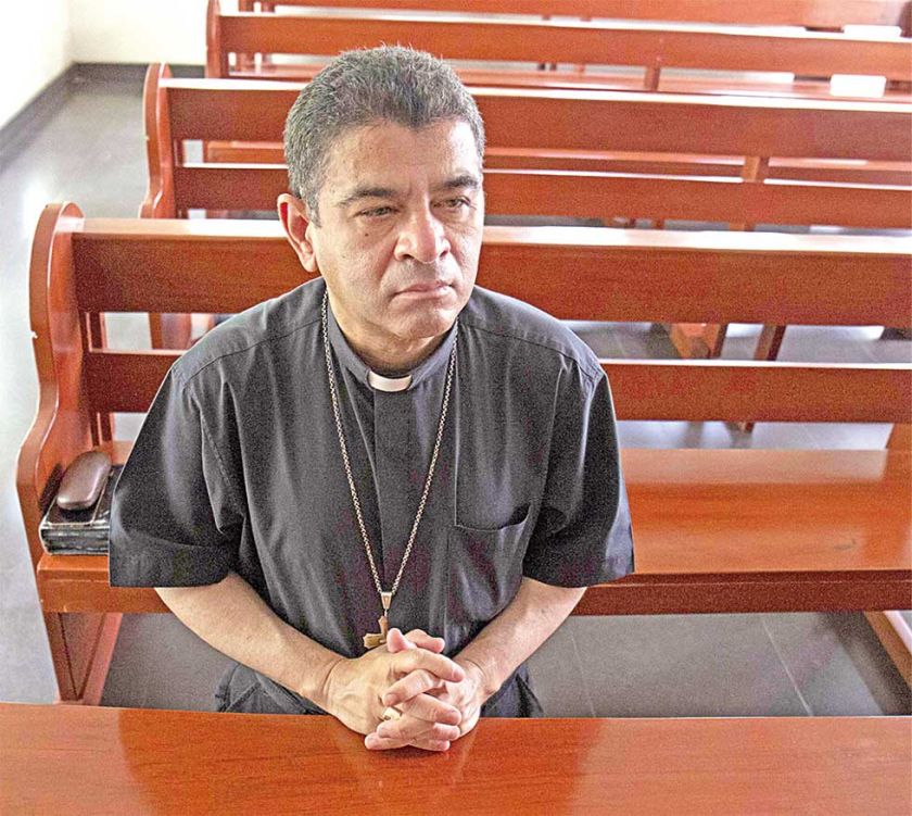 Obispo nicaragüense rechaza el exilio y lo devuelven a prisión