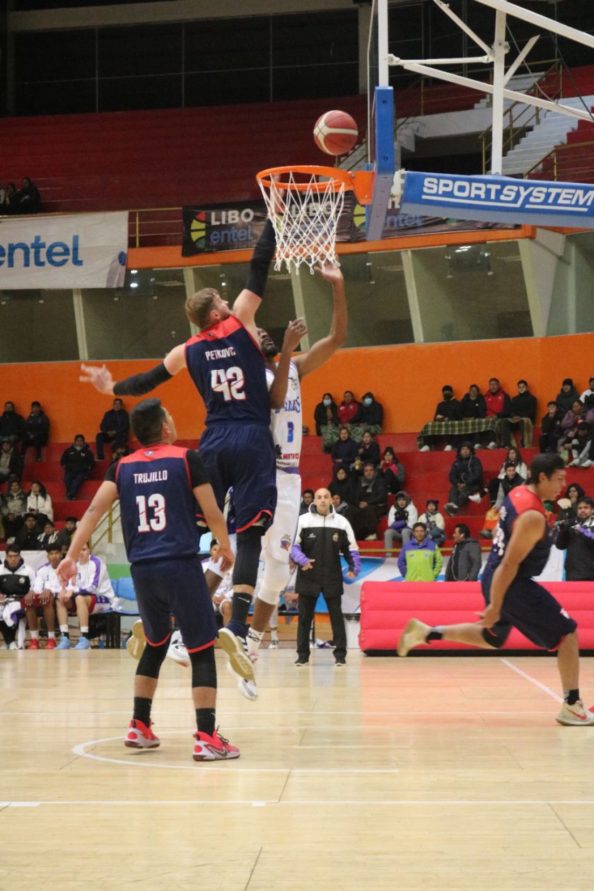 Leones derrota a San Simón y sube al sexto lugar en la tabla