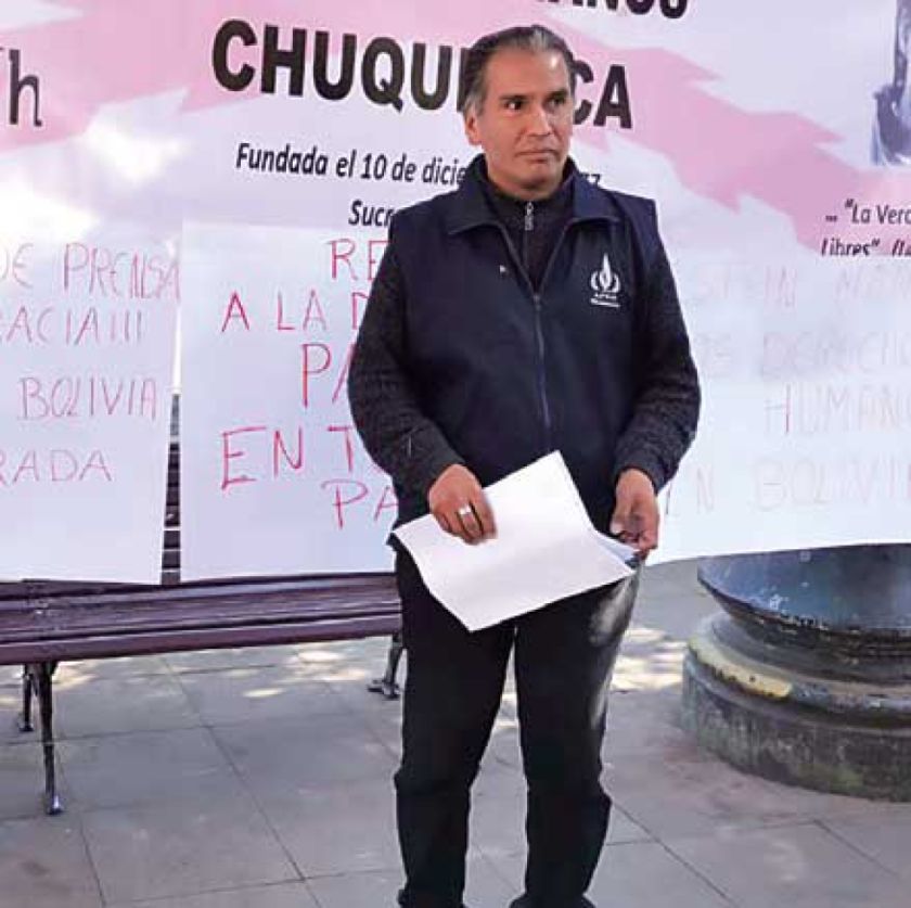 Instalan vigilia simbólica en apoyo a Carvajal