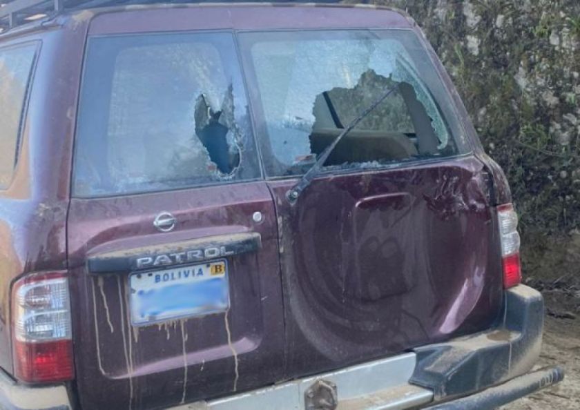 La Paz: Turba agrede con palos y piedras a efectivos antidroga en la provincia Inquisivi