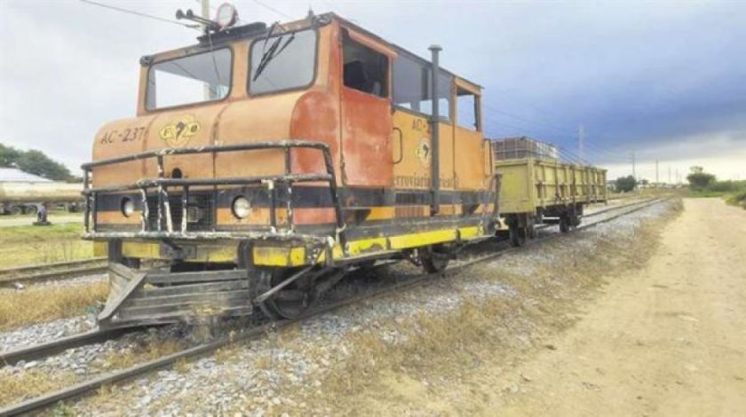 Santa Cruz: Un hombre se quedó dormido sobre las vías del tren que no pudo frenar