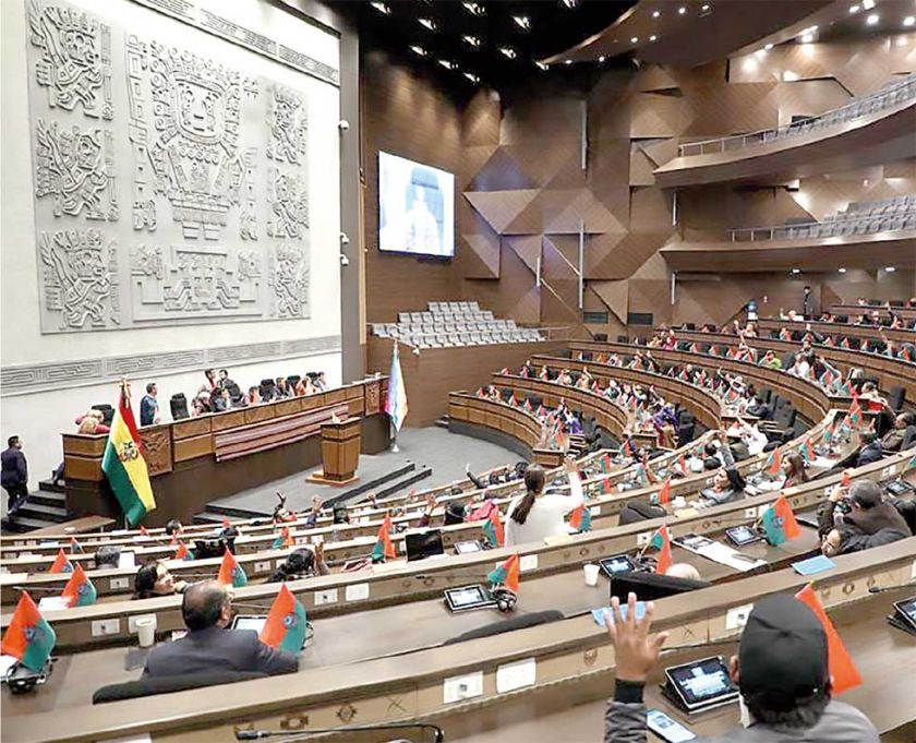 Legislativo retrasa inicio de su receso hasta el 17 