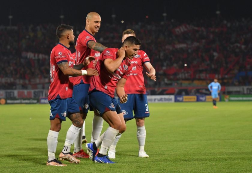 Wilstermann gana con un penal en un reñido partido