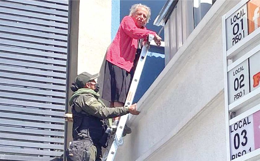 Amparo Carvajal ingresa a las oficinas de la Apdhb