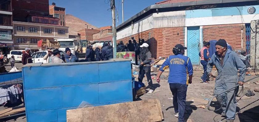 Reubican a vendedores y allanan el camino a nueva construcción