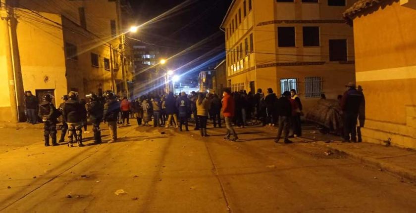 “Evistas” y “arcistas” se enfrentan por controlar sede de federación