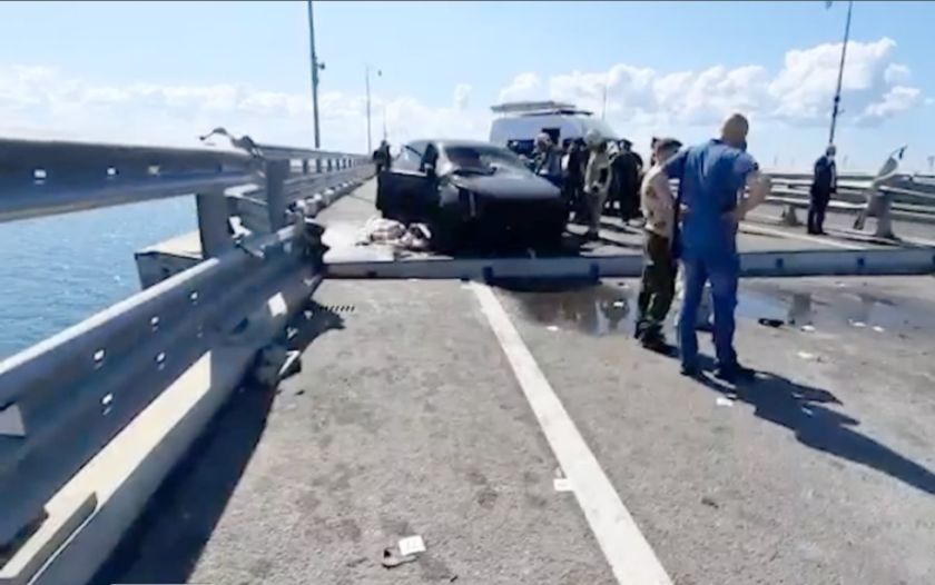 El puente de Crimea, clave para la logística bélica rusa, sufre otro ataque con dos muertos