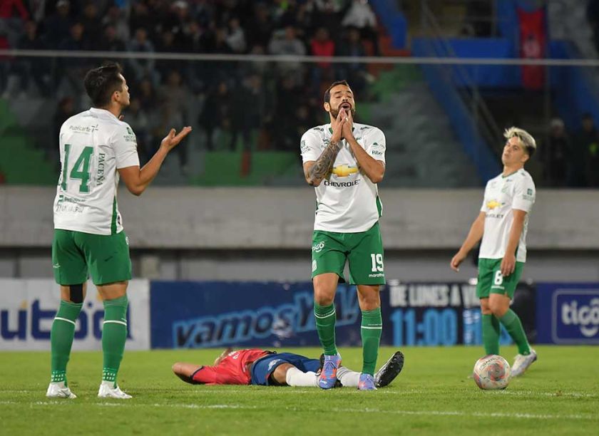 Oriente recibe a La “U” con la presión del descenso