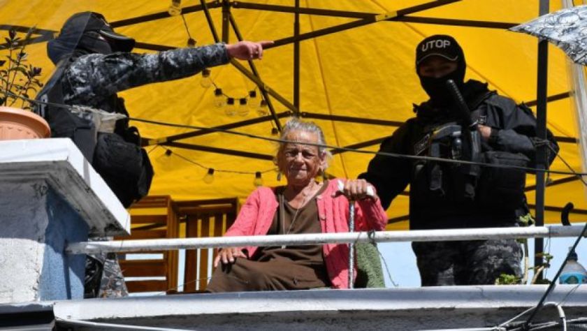 Amparo Carvajal cumple una semana en la terraza de la Apdhb: “Hasta morir me voy a quedar”