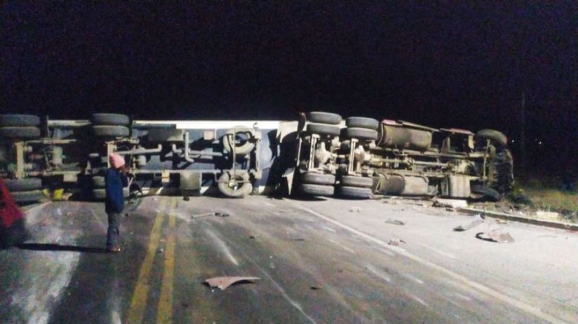 Camioneros denuncian un peaje irregular en Guaqui y lo culpan de generar un accidente