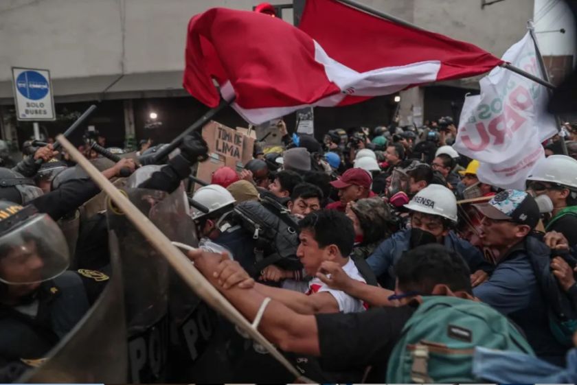 La Policía retira a manifestantes que llegaron hasta los exteriores del Congreso de Perú