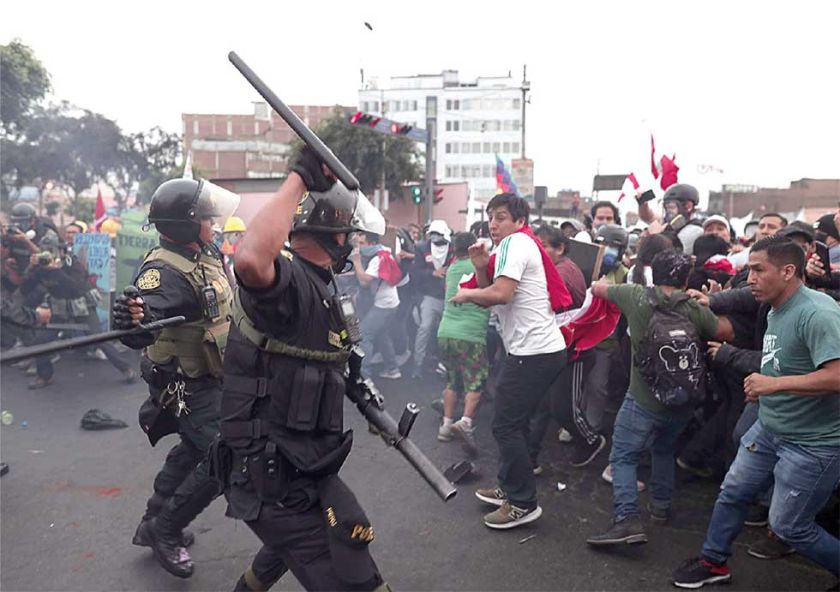 Perú: Policía retira a miles  de manifestantes en Lima