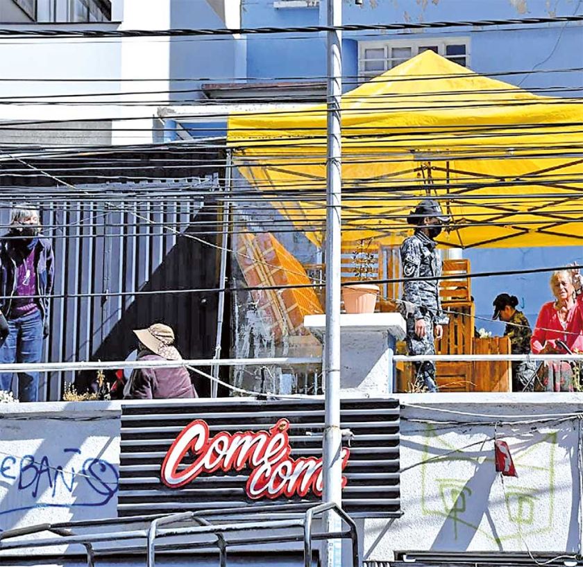 Afines a Salazar instalan huelga cerca de Carvajal