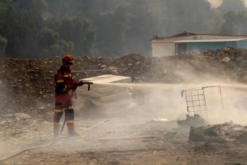 Miles de personas son evacuadas por un gran incendio fuera de control en la isla griega de Rodas