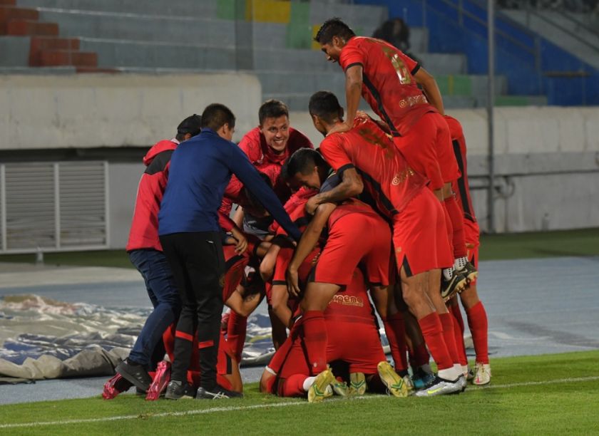 La “U” gana con angustia a Blooming