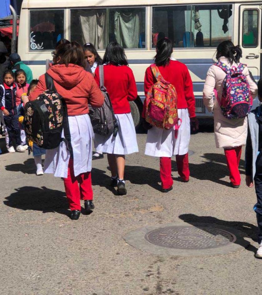 Alumnos vuelven a clases con horario de invierno ampliado