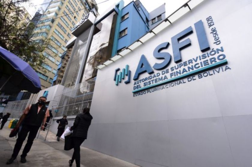 Lenny Valdivia dice que la ASFI incumplió la Ley 393 porque no controló el cobro de comisiones de bancos