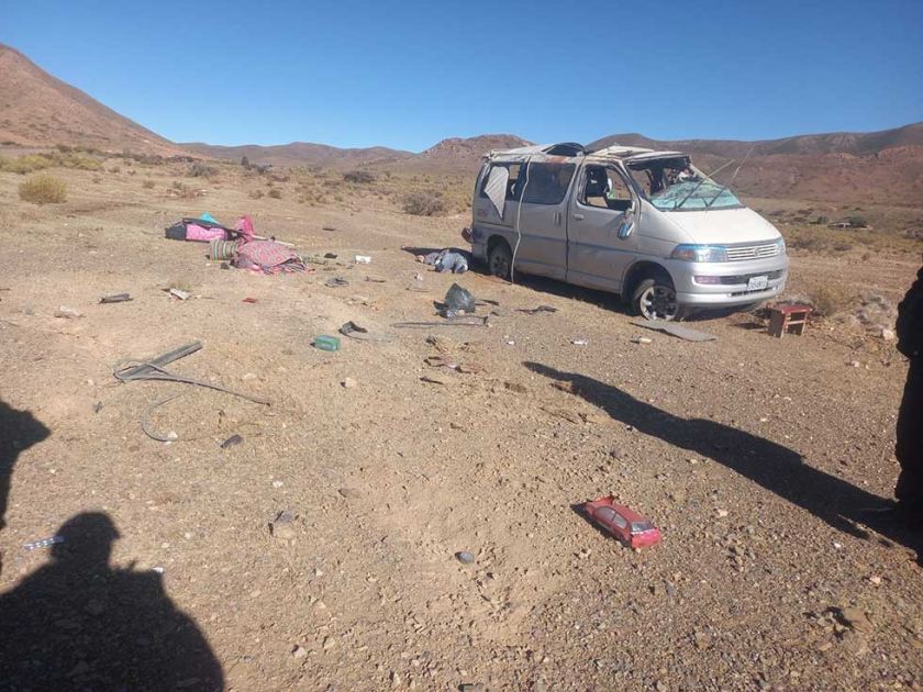 Vuelco de minibús cobra la vida de dos personas: Tupiza