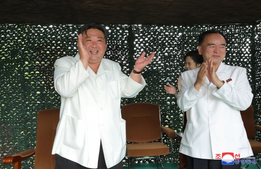 Kim Jong-un exhibe cercanía con el ministro de Defensa ruso y el delegado de Pekín