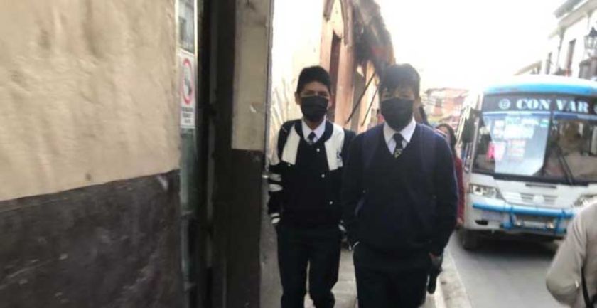 Instruyen a directores mantener el uso del barbijo en las escuelas