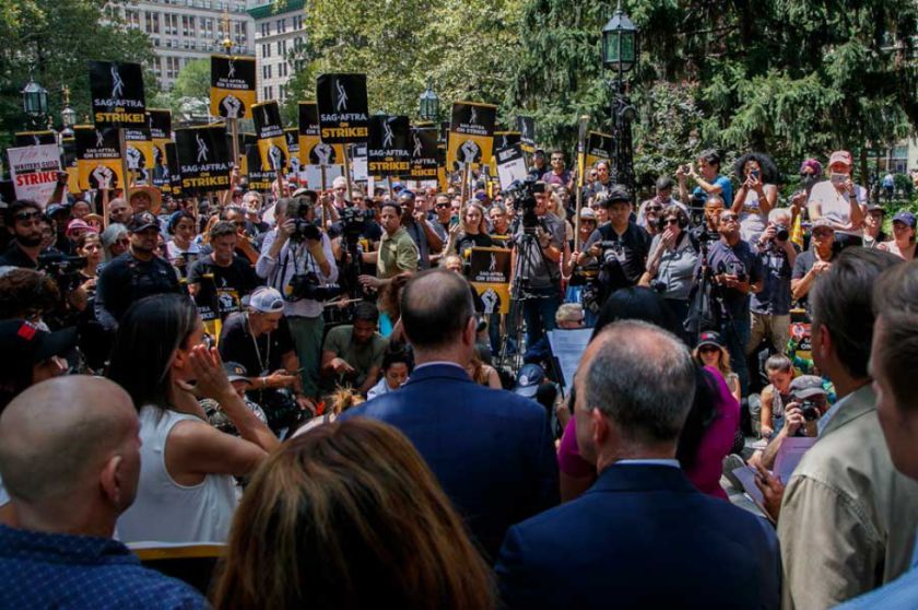 Actores y guionistas en huelga claman en Nueva York contra la “avaricia corporativa”