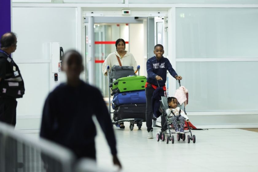 Los primeros civiles evacuados de Níger llegan a París y Roma