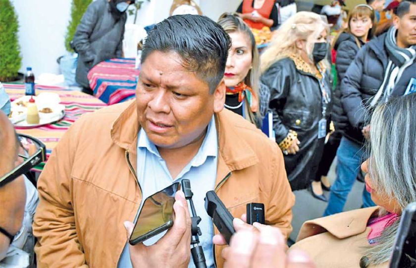 Nina dice que analiza dejar  la ABC y volver a sus bases