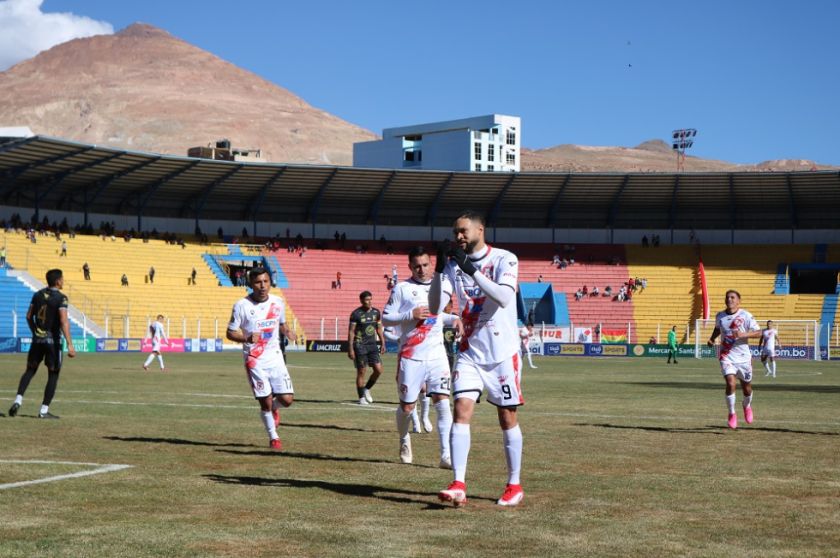 Nacional Potosí apabulló (6-1) a Vaca Díez para seguir ilusionado con el título