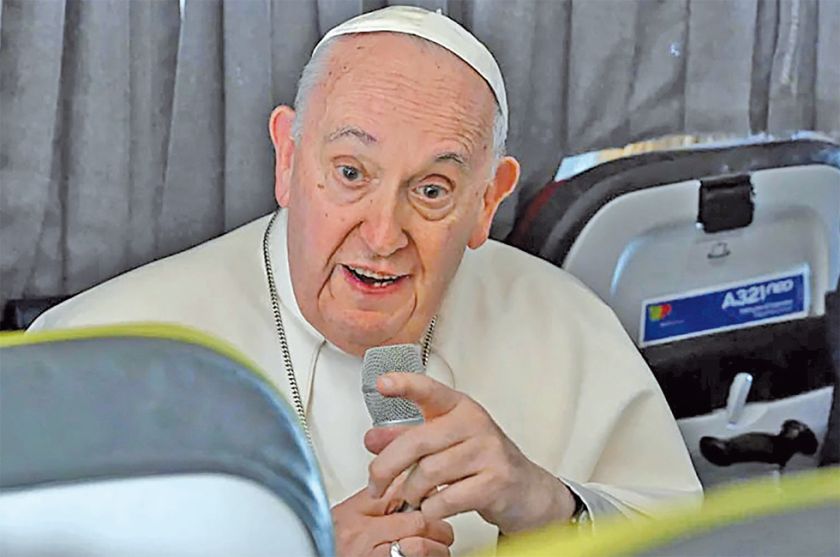 Papa dice que Iglesia está abierta a los gays