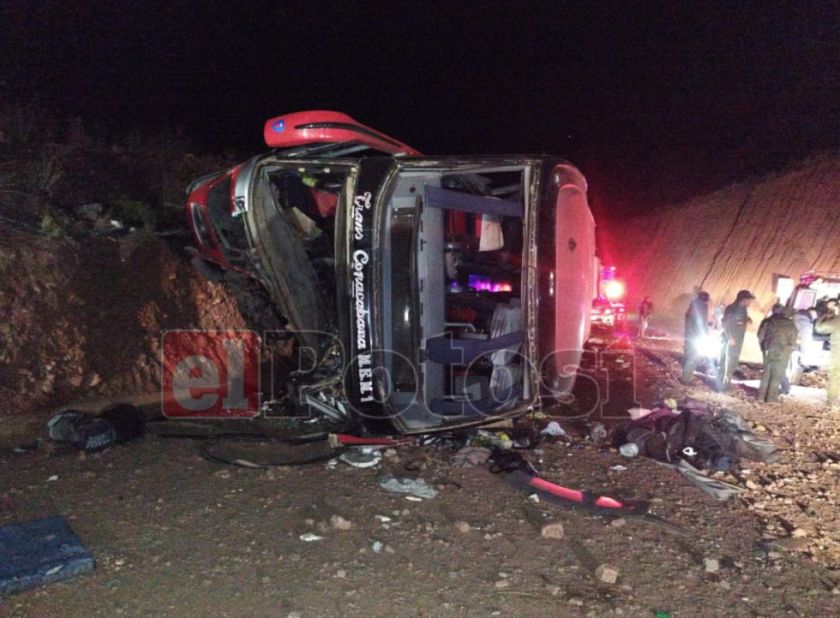 Tragedia en el norte: Seis muertos y una veintena de heridos causa el vuelco de un bus