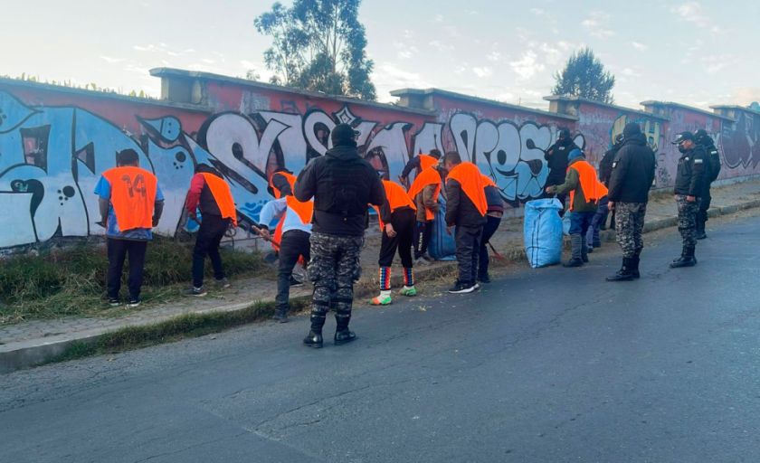 La Paz: Una treintena de personas hace trabajo comunitario por infringir la ley control de bebidas