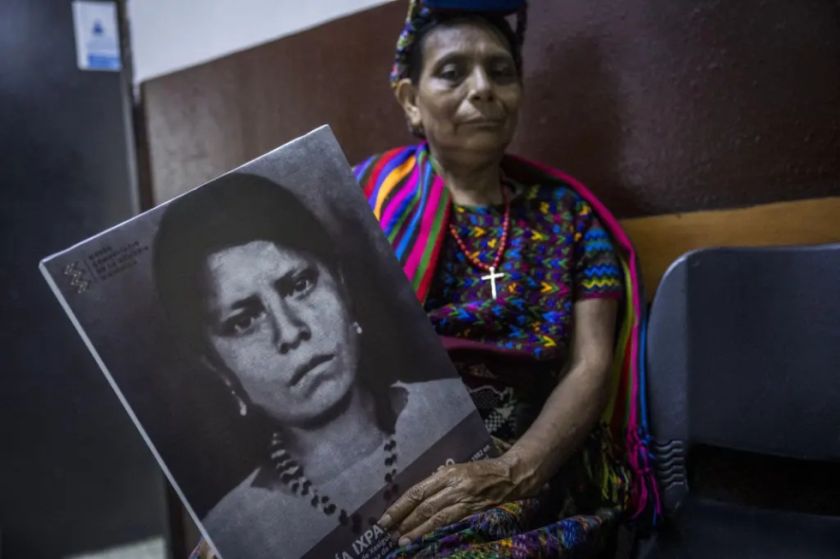 Mujeres indígenas de Guatemala exigen justicia por la masacre de 25 familiares en 1982