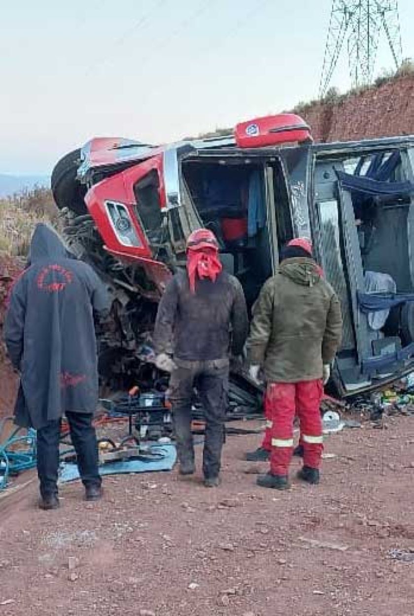 El exceso de velocidad es la causa del vuelco de bus