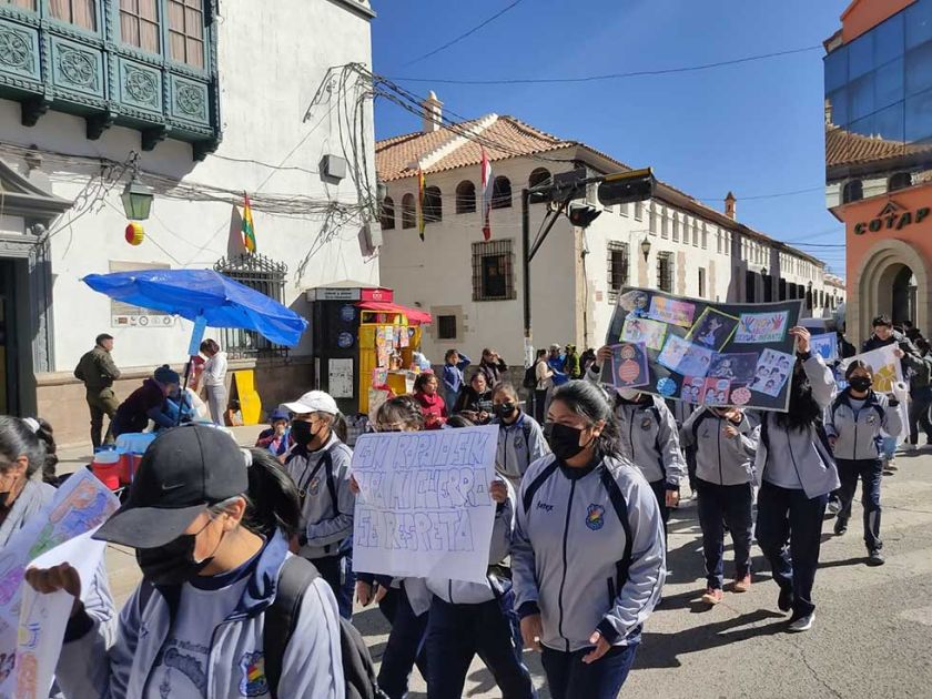Autoridades y adolescentes marchan para rechazar la violencia sexual