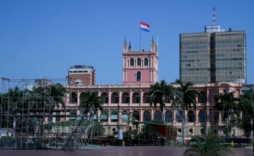 Una bandera nacional paraguaya ondea en la parte alta del Palacio de los López, sede del Gobierno