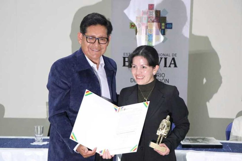 Maestra de Potosí gana premio a la producción literaria del Ministerio de Educación