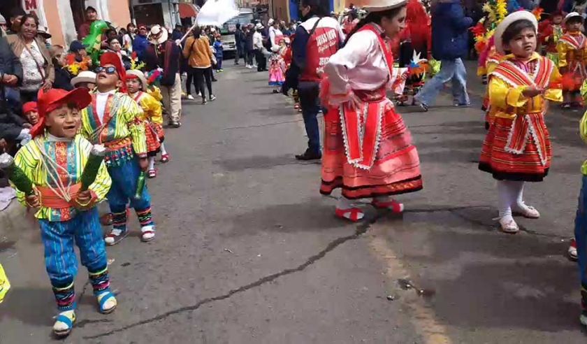Mini Ch'utillos: Cuatro fraternidades danzaron hasta la Plaza 10 de Noviembre