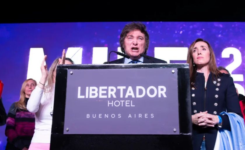 El sorpresivo triunfo de Javier Milei en las primarias de Argentina tiene un impacto cambiario y sacude a los mercados