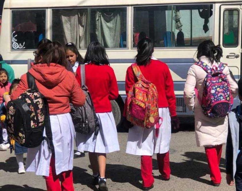 Alcalde y padres definen futuro de computadoras para alumnos