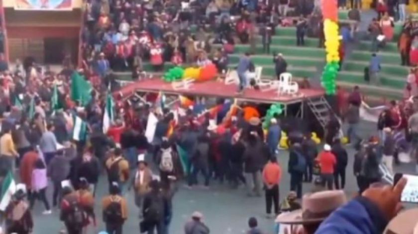 ‘Arcistas’ y ‘evistas’ se agarran a ‘silletazos’ en el congreso de la Csutcb