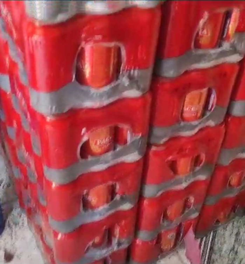 Concejales hallaron lote de latas de cerveza en teatro