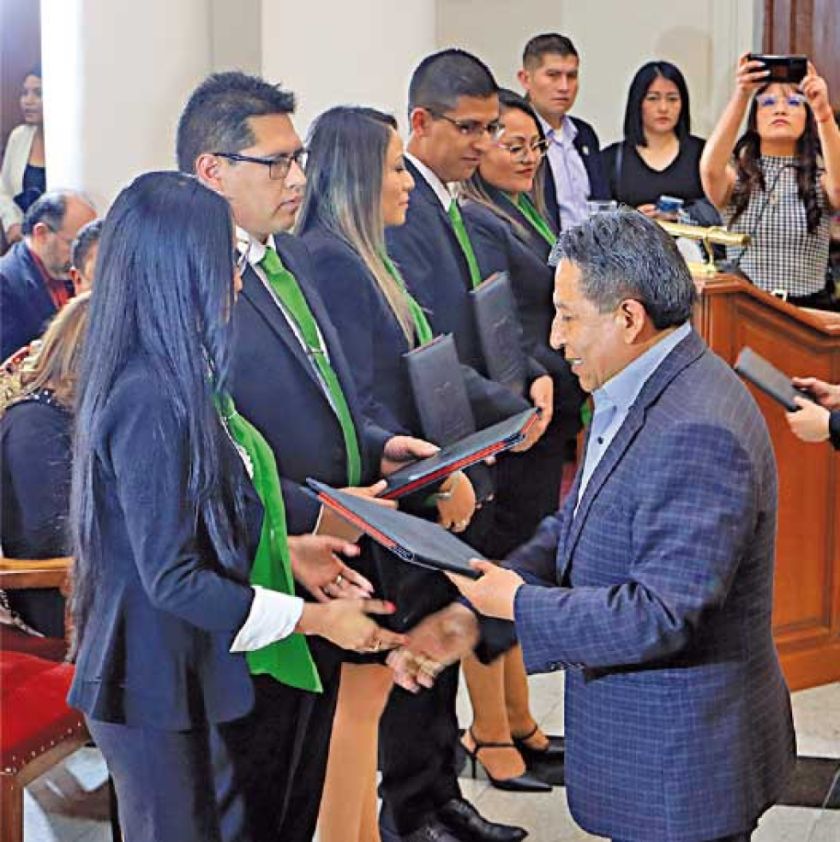Designan a 4 egresados de la Escuela de Jueces