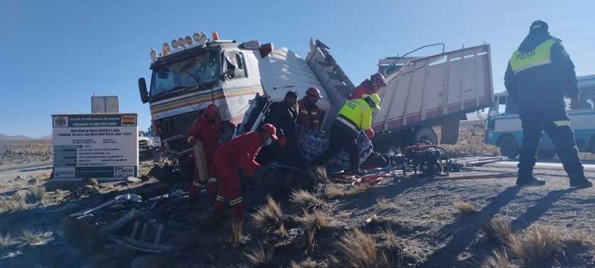 Choque frontal de vehículos por  invasión de carril deja 4 muertos