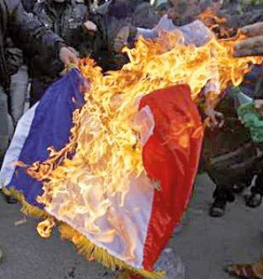 Nigerinos queman bandera francesa y exigen retirada
