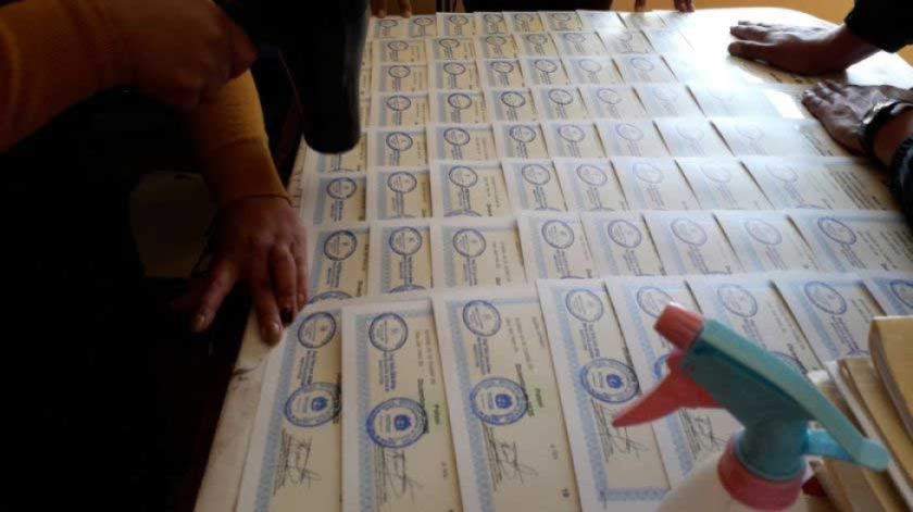 Revisan datos para los diplomas de bachiller