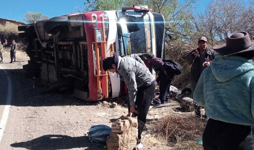 Fatal accidente de bus cobra 2 vidas, se teme que suban los decesos