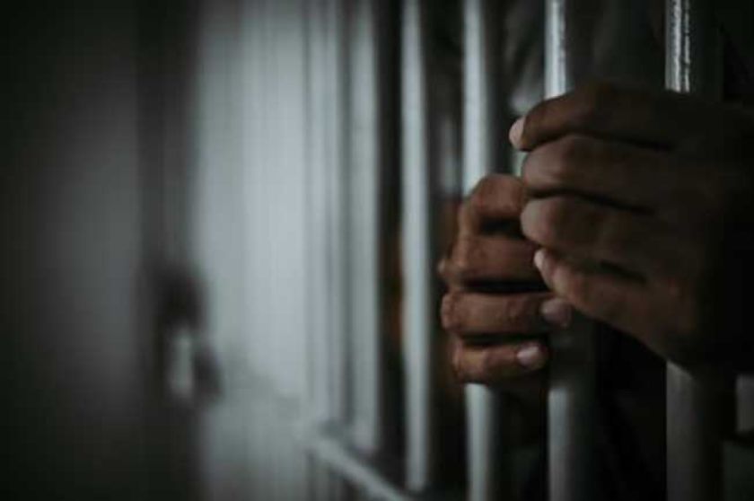 Un padre biológico es acusado de violar a su hija de 12 años