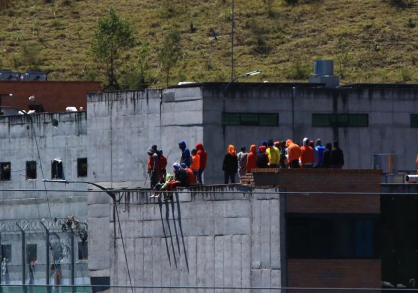Motines en dos cárceles de Ecuador con guardias retenidos en una de ellas