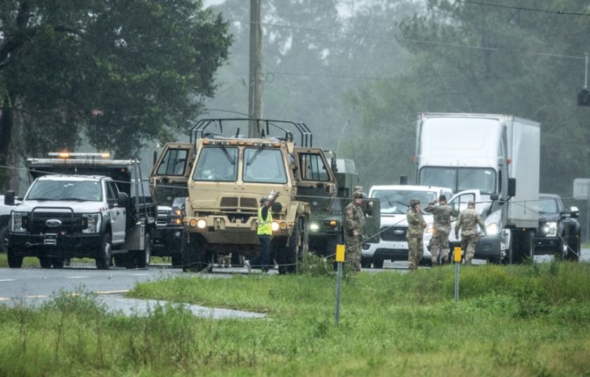 Carreteras y calles inundadas, cortes de energía: Florida brega con las secuelas de Idalia