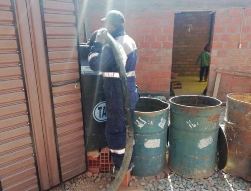 Aapos provee agua en cisterna a "zonas críticas" por la sequía